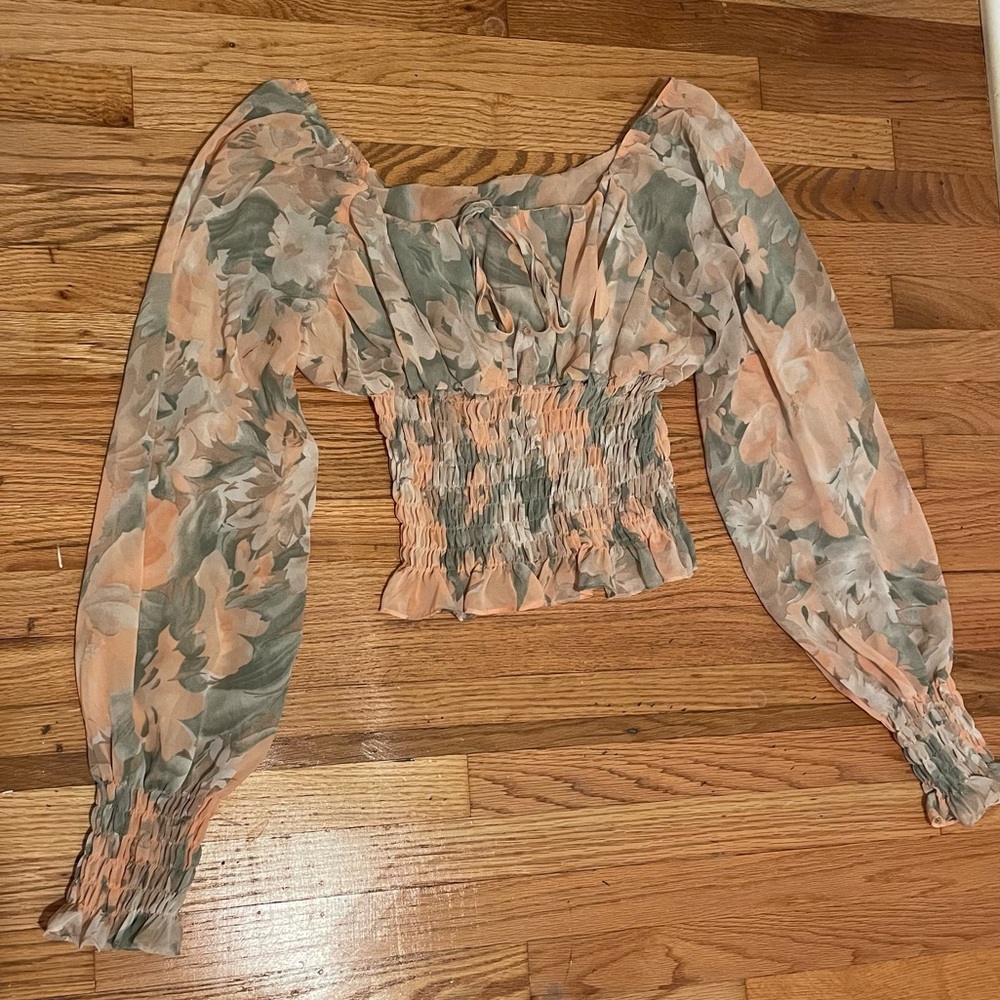 Beautiful floral top!